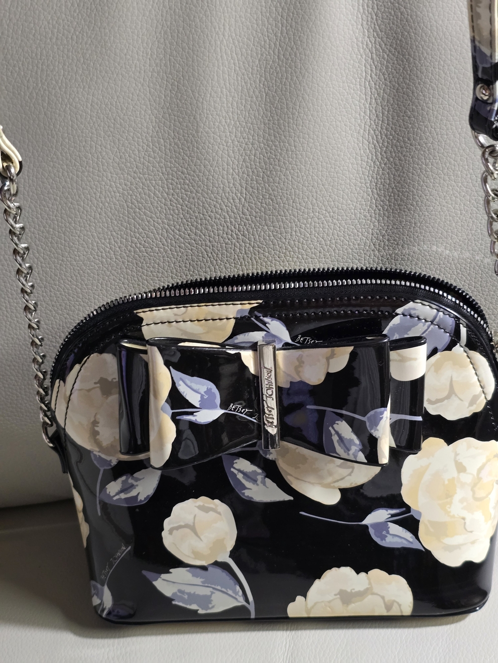 Betsy Johnson EUC Patent Crossbody Bag in Black and Cream w/ A Bow 9x8x3.75 - Picture 3 of 9